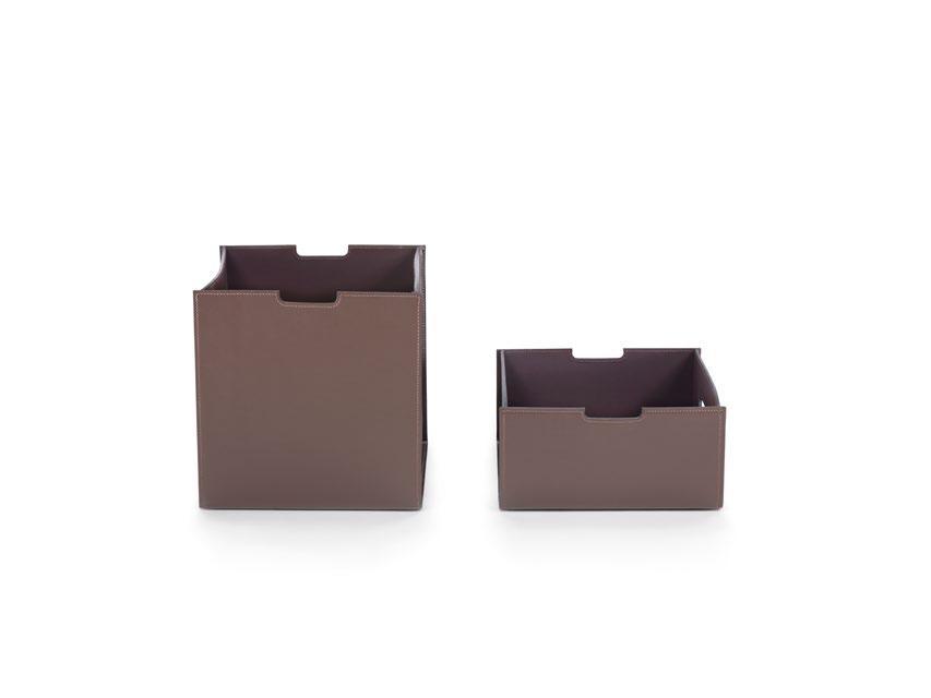 252 Box è un contenitore in cuoio, disponibile in quattro misure.