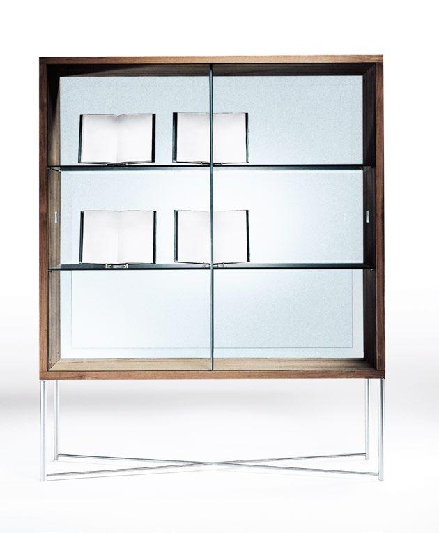 La vetrina Moka appartiene all omonima collezione progettata da Mario 280 Asnago e Claudio Vender nel 1939 e prodotta da Flexform dal 1985.