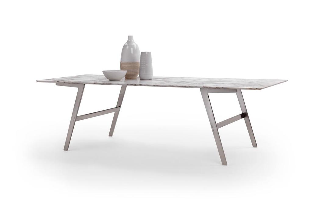 124 Soffio è un tavolo che presenta una rigorosa costruzione architettonica. Le gambe in metallo a sezione piatta rappresentano il segno distintivo del progetto.