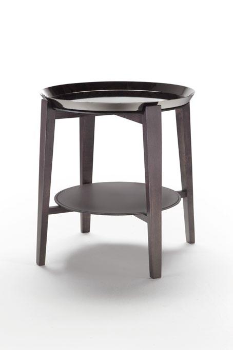 150 Elegante quanto funzionale, Cabaré è un tavolino che si presta ad essere accostato a tutte le sedute della collezione Flexform.