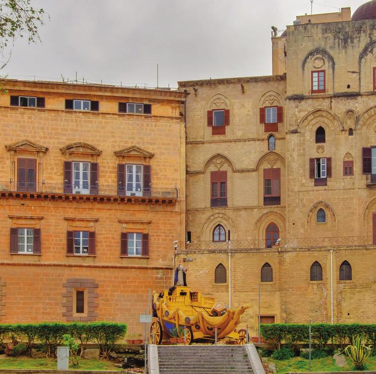 Dichiarato 2 Patrimonio dell Umanità UNESCO, possiede diverse sale ricche di elementi architettonici. Al suo esterno si trova il Cortile Maqueda con le sue logge rinascimentali.