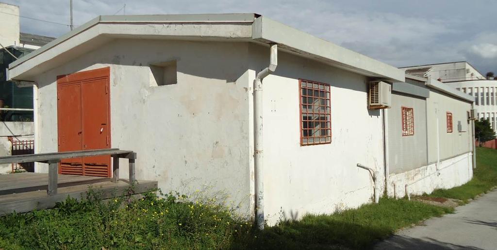 lorda di circa 140m 2 ed un solo livello fuori terra; l edificio è dotato anche di un patio esterno in legno che costituisce una terrazzamento coperto di circa 53m 2. Fig.