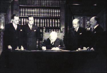 Firma della Costituzione: 27/12/1947: Enrico De Nicola Capo provvisorio dello Stato (al centro) Alcide De Gasperi Presidente del