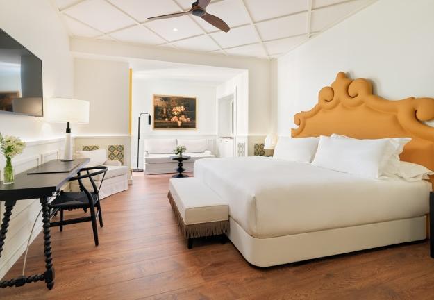 CAMERA TRIPLA Junior Suites: suite esclusive di circa 30-35 m² che comprendono una camera con letto King Size (2 x 2 m), una zona giorno con divano letto e uno spazioso bagno con doppio lavabo, wc