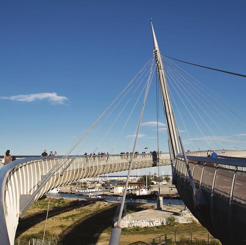 Poco distante dalla Pineta, sul Lungomare, si trova anche il Teatro Monumento dedicato al grande poeta che nacque e visse la sua infanzia a Pescara.