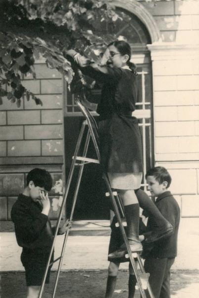 Istituto dei Ciechi di Milano - Scuola elementare - Cortile - Bambina su una scala raccoglie delle foglie