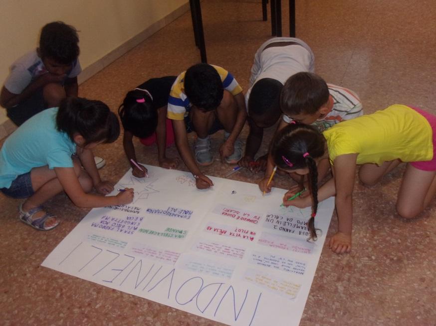I bambini più piccoli (1 e 2 elementare) mentre realizzano un cartellone