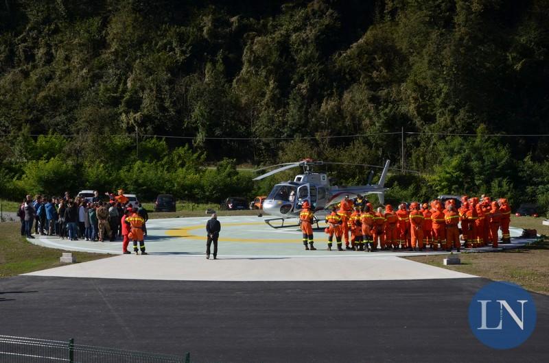 Protezione Civile e Anc 5 Proprio subito dopo la cerimonia di apertura un elicottero ha portato 11 squadre miste di soccorso (Soccorso Alpino, Anc, Croce Rossa) con le relative unità cinofile nella