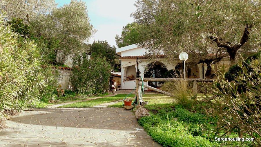 Villa Cavana Immersa nel verde a due minuti da Soleminis, vi proponiamo una rifinita villa indipendente con terreno con oliveto.