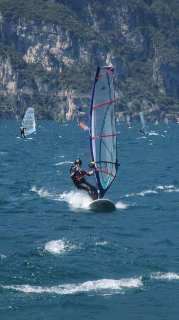 ed alla tranquillità del lago si può godere della presenza di molteplici ristoranti, attività sportive,