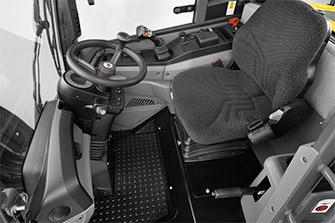 strumentazione combinata, sedile dell'operatore con sospensione pneumatica e console della leva di comando regolabile Ampia finestra in