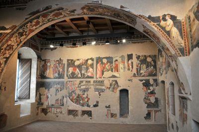 Dal salone si accede poi alla Camera Pinta, la stanza situata all interno della Torre Maestra, dove alloggiava il Castellano e la Castellana.