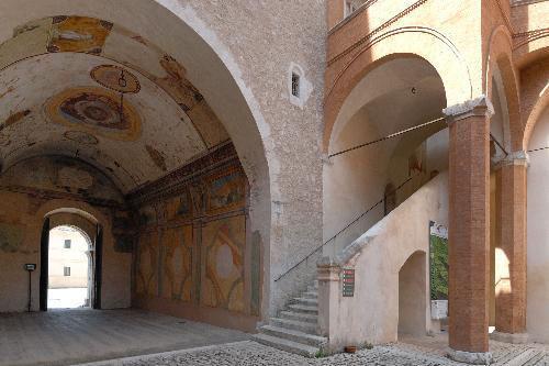 siamo scesi nuovamente e svoltato a destra e ci siamo trovati sotto un portico tutto affrescato (Fornice) al tempo del papa Gregorio XIII, come si evince dallo stemma dipinto sulla volta.