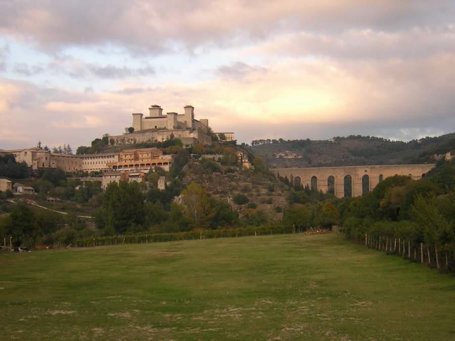 Questa nobile roccaforte è situata su di un colle che dall