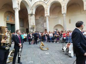 per i figli e per i ragazzi, sperando che insieme possiamo costruire una prospettiva di lavoro e serenità anche per i nostri ragazzi. Ce la stiamo mettendo tutta. Auguri a tutti».