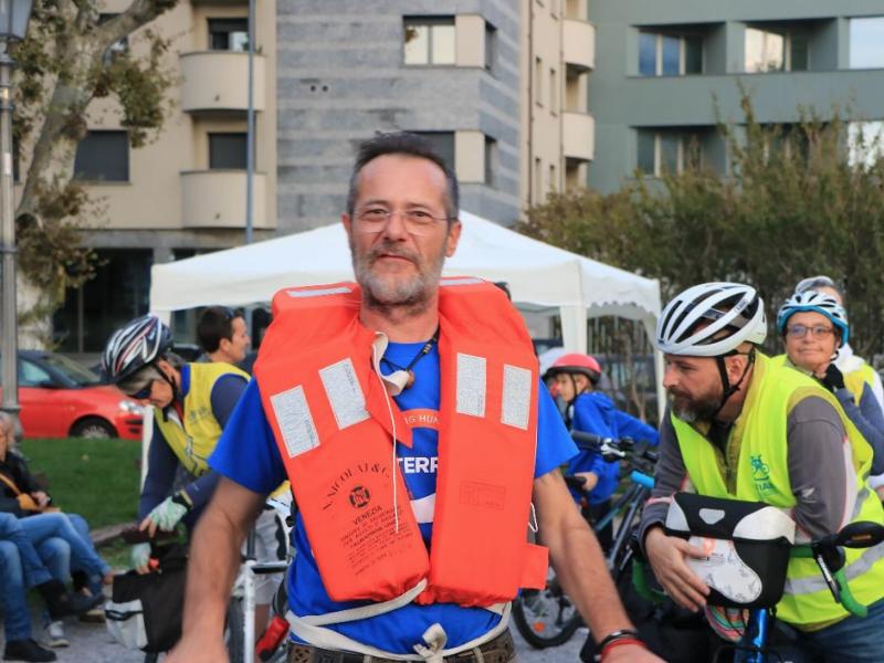 La Staffetta Solidale: 3 giorni e 170 km per tornare umani 3 Al via con giubbetto arancione La staffetta è partita, con un giubbetto di salvataggio arancione come testimone, venerdì alle 12.