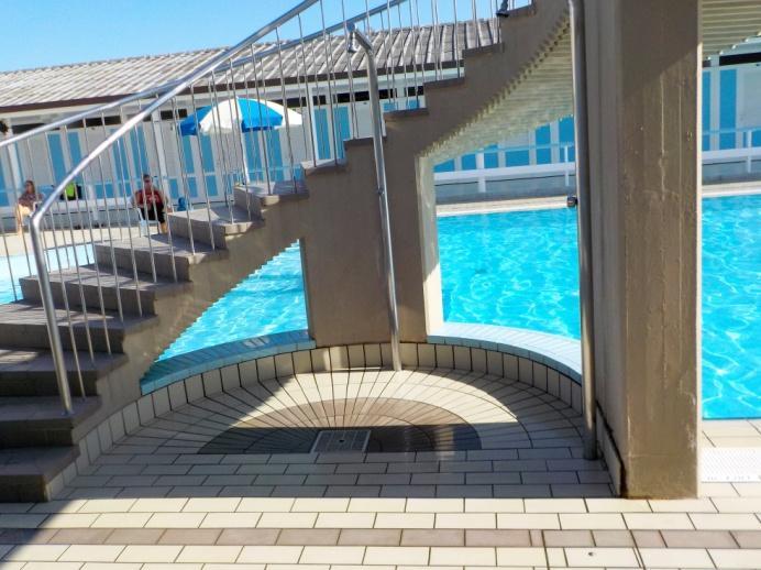 La piscina dispone di una doccia