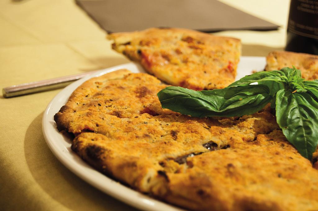 Pizzolo Il pizzolo è un prodotto tipico del Val di Noto, una focaccia farcita in superficie condita con formaggio, olio e spezie