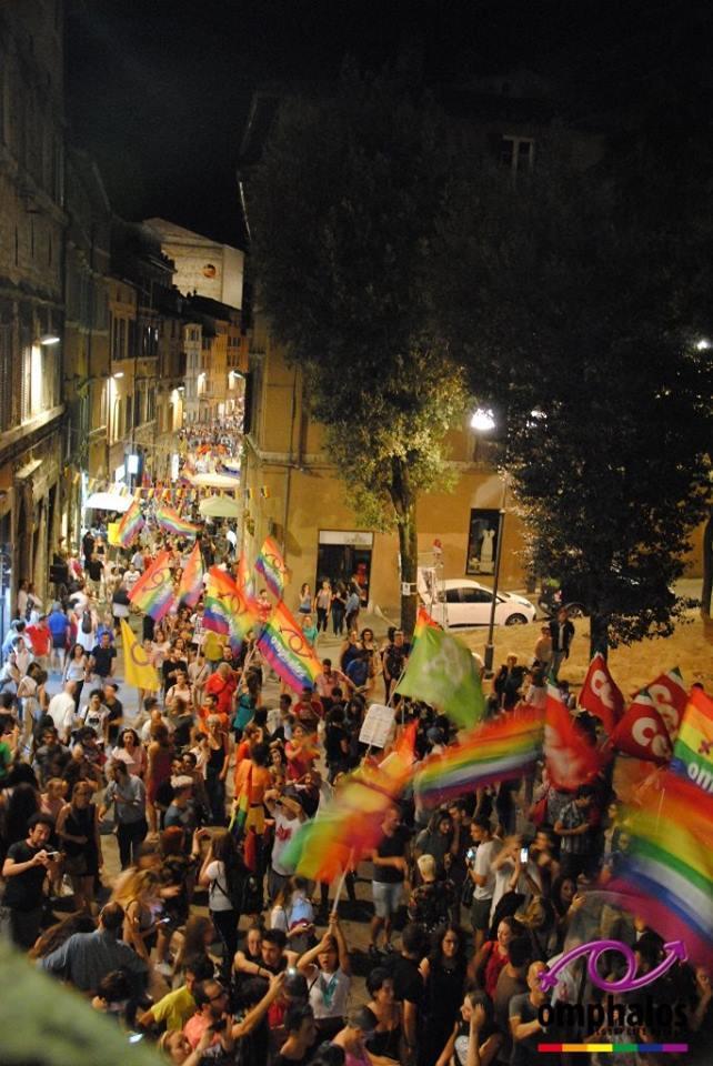 OMPHALOS LGBTI Associazione di promozione sociale che opera in Umbria da oltre 25 anni per garantire diritti umani e civili, attraverso la rimozione delle discriminazioni fondate su orientamento