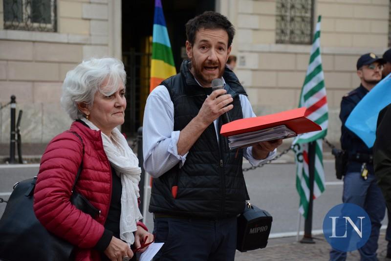 In piazza contro la guerra, da Lecco la solidarietà al popolo Curdo 3 Fabio Gerosa e Grazia Caglio La maggior parte dei civili che hanno abbandonato le loro case, e i campi profughi dove erano