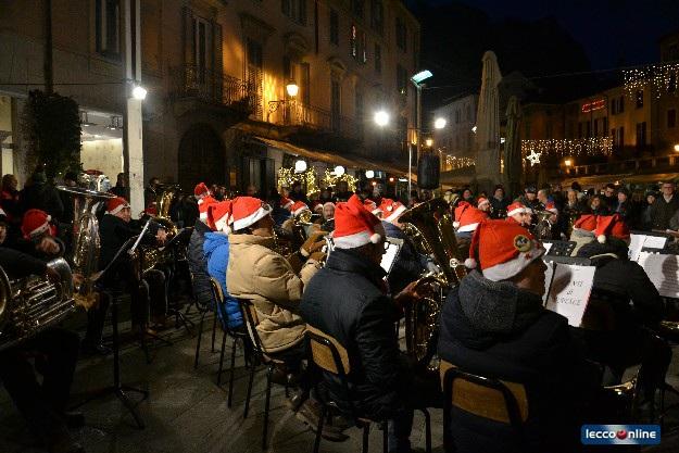 Insieme a loro, a soffiare nei loro ottoni, anche tante altre