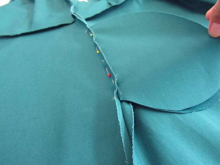 Sorfila questo pezzo del margine di cucitura insieme al bordo anteriore della tasca nel senso della lunghezza.