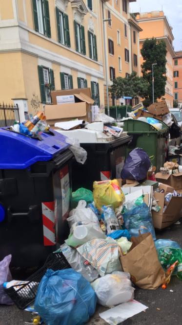 Circular economy di serie A e di serie B QUOTA RACCOLTA DIFFERENZIATA RIFIUTI URBANI 69,6% LOMBARDIA vs 45,5% LAZIO COSTO GESTIONE RIFIUTI URBANI PER ABITANTE 139 LOMBARDIA vs 223 LAZIO (più alto