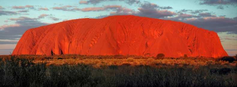 Ayers Rock, oggi chiamata Uluru, montagna sacra agli aborigeni è una delle più celebri icone dell'entroterra australiano.