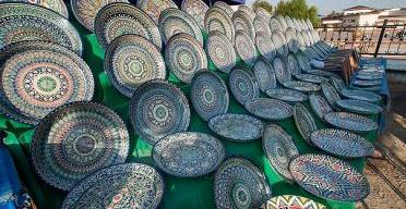 Successivamente, visita alla Bottega del Ceramista (45 km da Bukhara), dove vi verranno spiegate le fasi della produzione della ceramica.