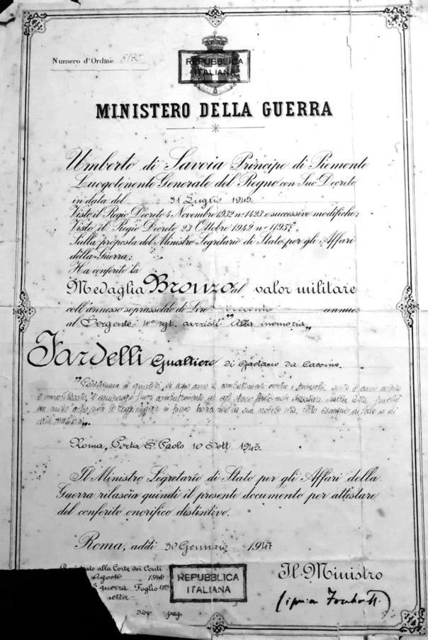 202 Cosa accadde dopo l 8 settembre è noto: all alba del 9 settembre 1943 il Re, Vittorio Emanuele III, Badoglio e le autorità militari lasciarono Roma senza impartire nessuna direttiva precisa,