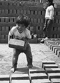 -1- LAVORO MINORILE Introduzione MAGSISTEM si astiene dal ricorrere o sostenere qualsiasi forma di lavoro infantile.