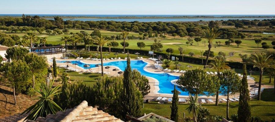 Il soggiorno Precise El Rompido ***** E un 5 stelle inserito in uni dei più importanti golf resort dell Andalusia. Dista circa un ora e venti minuti dall aeroporto di Sìviglia.