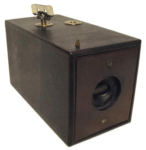 DIFFUSIONE DELLA FOTOGRAFIA Dal dagherrotipo al collodio umido (1851) Lastre a secco (1871) Nascono le industrie: Kodak, Agfa, Ilford, Leitz 1888, Eastman lancia la Kodak N.