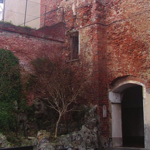 PORTA SAN GIULIANO 1 Porta San Giuliano. Porta San Giuliano è l unica superstite del Recinto dei Nobili che oggi è inglobata all interno del santuario della Madonna del Portone.