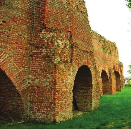 Edificato sulle rovine del Castelvecchio fu trasformato da Luchino Visconti in un castello 450 mt classico.