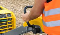 Durante il trasporto l'impugnatura e gli elementi di controllo non possono collidere con il braccio dell'escavatore.
