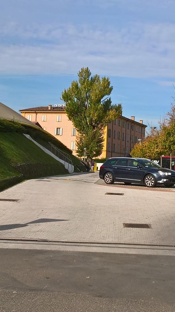 La facciata prospiciente la linea ferroviaria, nella quale transitano i treni della tratta Milano-Bologna e quelli della linea locale Modena-Sassuolo, si trova ad una distanza minima di circa 5 metri
