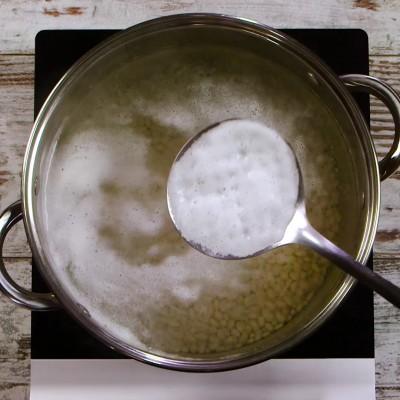 2 Nel frattempo preparate anche le cipolle di Tropea: rimuovete gli strati più esterni che sono secchi e non utilizzabili, quindi affettatele molto sottilmente.