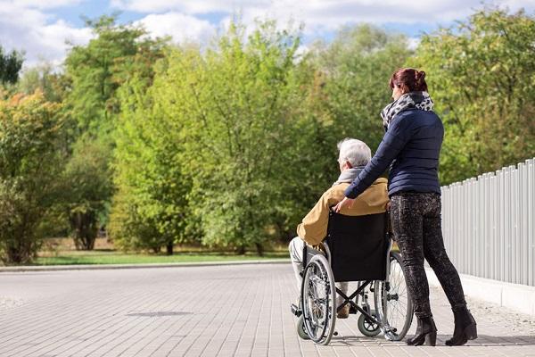 Se hai bisogno di un collaboratore domestico, devi tener presente il rischio di pagarlo in nero: se il Fisco viene a saperlo,