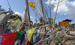 Proseguimento in direzione Punakha Dzong, costruito tra il 1637 e il 1638, e residenza invernale