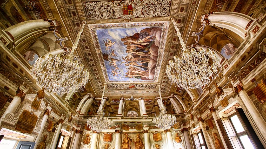 Sala di Giove La sala è completamente affrescata con un ciclo pittorico dedicato alle nozze di Giove e Giunone e persenta una forma architettonica