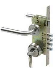 KIT SERRTURE LOCKS SETS Serratura da infilare a cilindro per porte di legno Scrocco reversibile in acciaio cromato Distanza fra il quadro della maniglia e l'alloggio del cilindro 85 mm