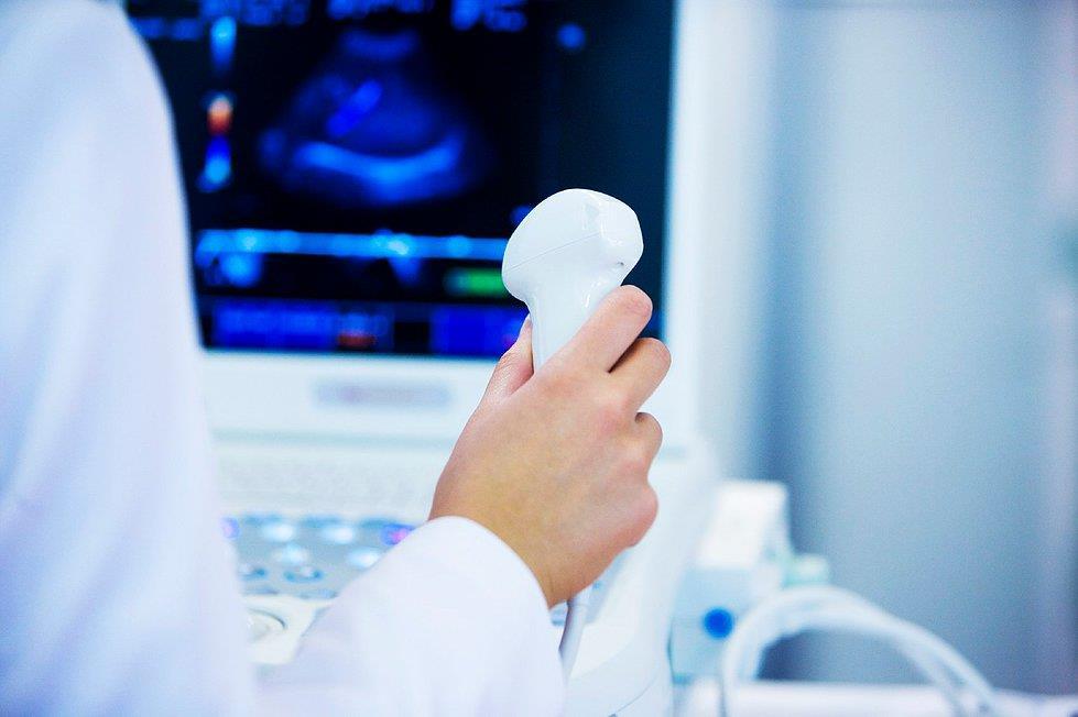 6 Ecocardiogramma mono-bidimensionale e color-doppler è un esame per immagini, non invasivo, che utilizza degli ultrasuoni emessi da una sonda appoggiata sul vostro torace.