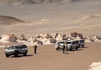 Ci si sposta poi in una zona di pura sabbia, raggiungibile solo in fuoristrada, un sistema di enormi dune bianche chiamate dunas blancas.