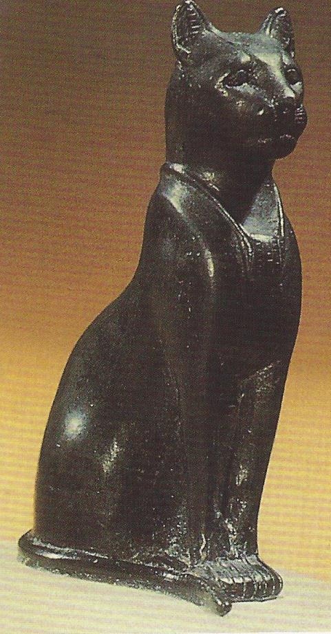 Figure 5 e 6. Esempi di urne di gatto in bronzo, all interno delle quali venivano conservate le mummie di gatto piccoli. ca. 664-30 a.c. British Museum. Foto tratta da J.