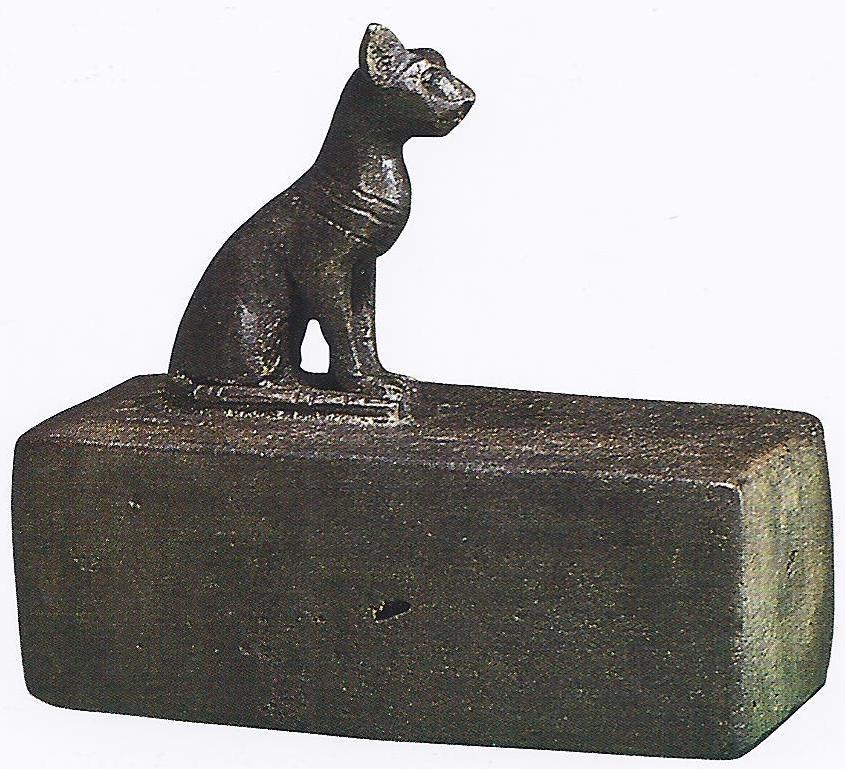 Figura 7. Statuina con contenitore in bronzo, usato per contenere resti di mummie di gatto. ca.664-30 a.c. British Museum. Foto tratta da J. Malek, The Cat in Ancient Egypt, Londra 2006.