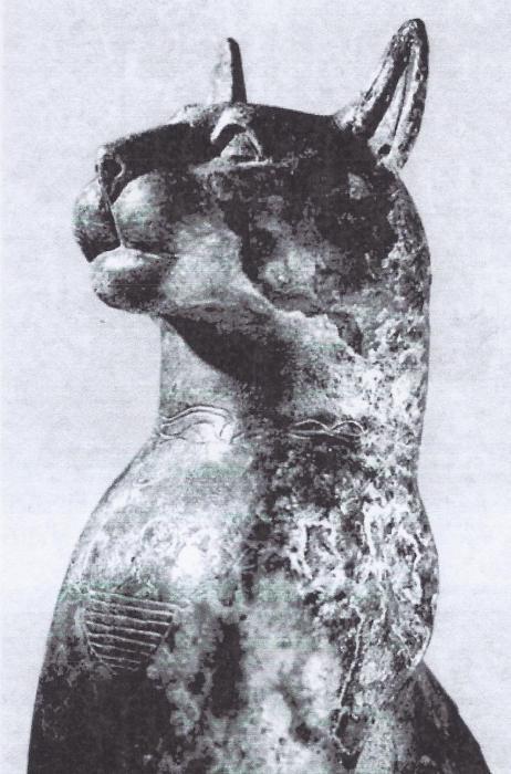 servivano ad alloggiare gli orecchini realizzati in oro decorato da incisioni. Figura 9. Urna di bronzo a forma di gatto inv. 18311. XXII dinastia ( 945 718 a.c.). Museo Gregoriano Egizio.