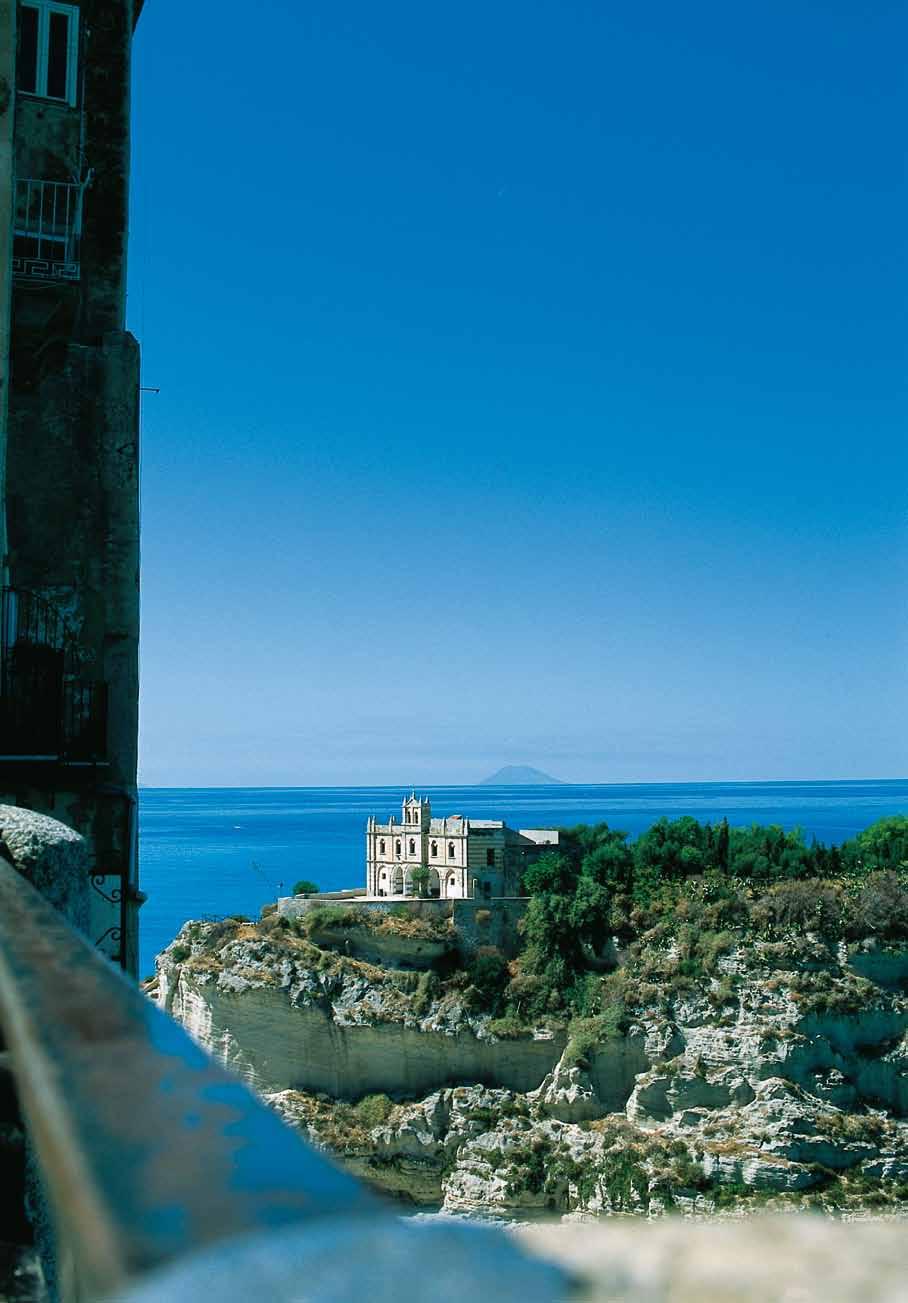 turismo/tourism La Calabria che non conoscete di Attilio Funaro Foto Romano Arti Grafiche Tropea Calabria: terra stupenda, piena di storia, leggende e miti, sembra deviare dalla linearità dell Italia