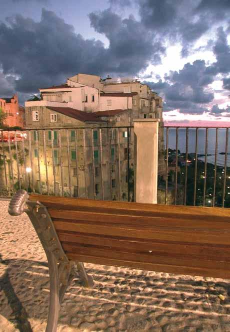 rubrica/rubrica turismo/tourism Tropea CCalabria: a splendid land, full of history, legends and myths, protrudes from the mainland of Italy stretching towards the Mediterranean where it connects