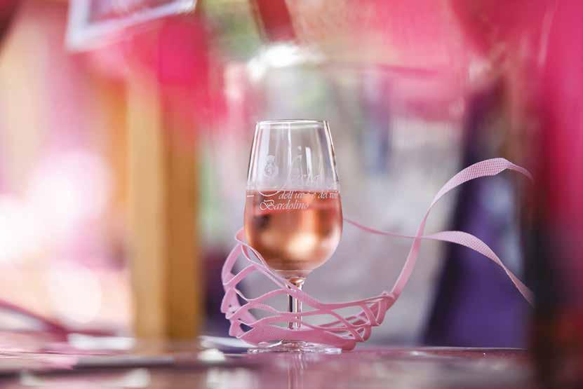 Chiaretto di Bardolino di Angelo Peretti Non solo come aperitivo: il Chiaretto di Bardolino si accompagna perfettamente con numerosi piatti della cucina italiana Il vino rosato italiano più venduto